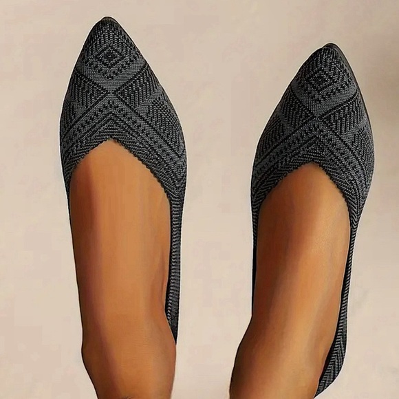 Pointed Toe Geometric Pattern Flat Shoes - Picture 3 of 7